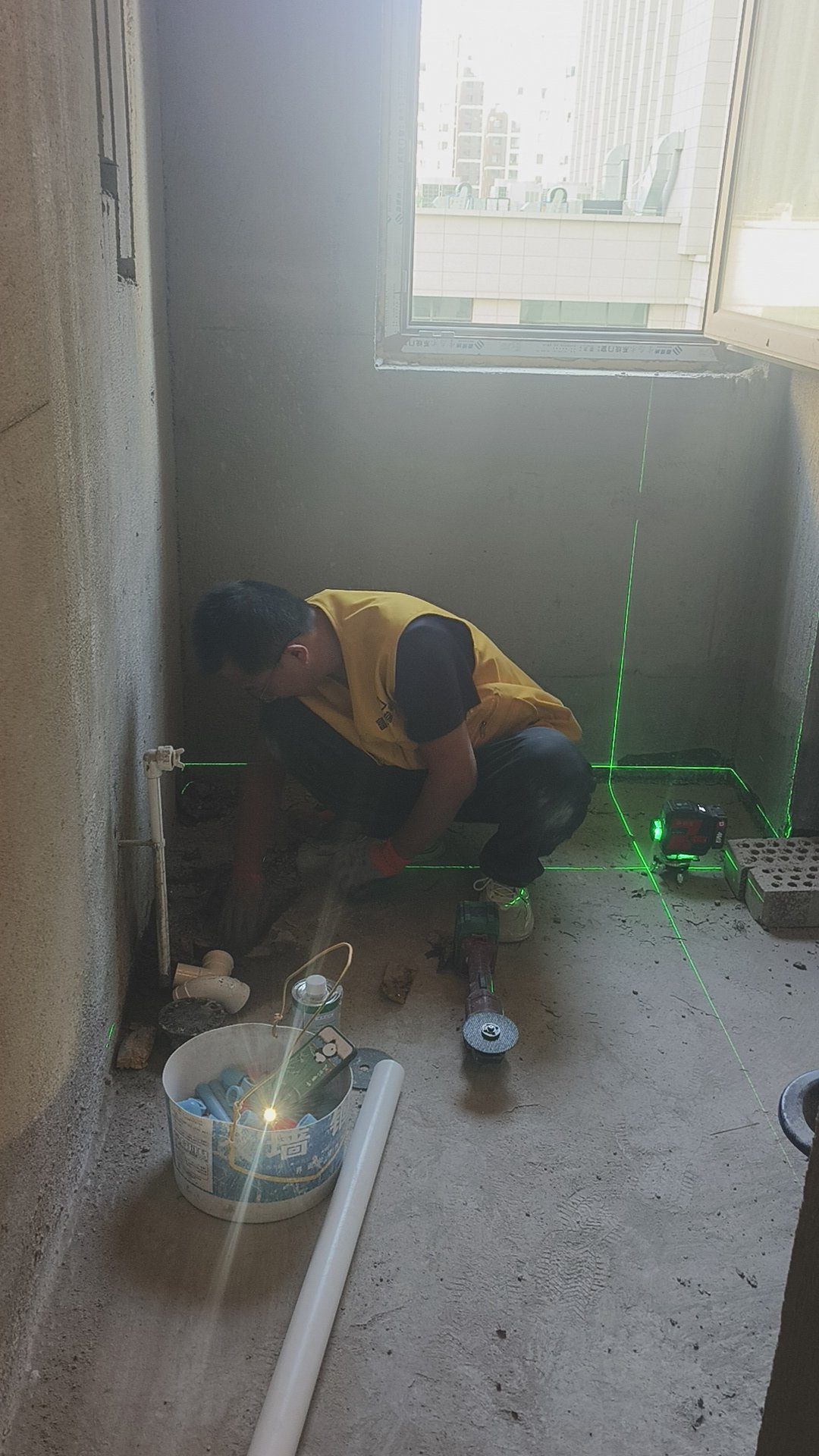 都市庭院工地水电施工：激光水平仪定位放线